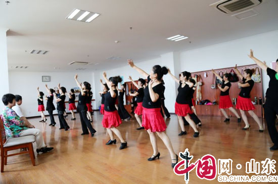 濱州市老年大學交誼舞暑期班載歌載舞慶祝結業(圖)