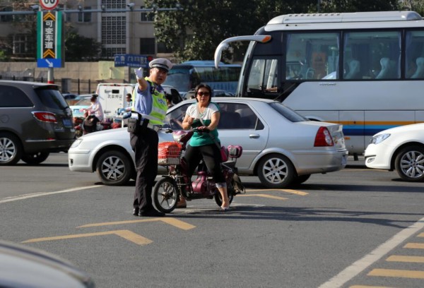 非機動車違法告別“零成本” 歷下兩天開出66張罰單