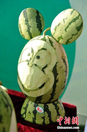 重庆趣味西瓜雕刻展吸引市民围观