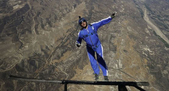 不带降落伞7600米高空跳伞美运动员成功创历史