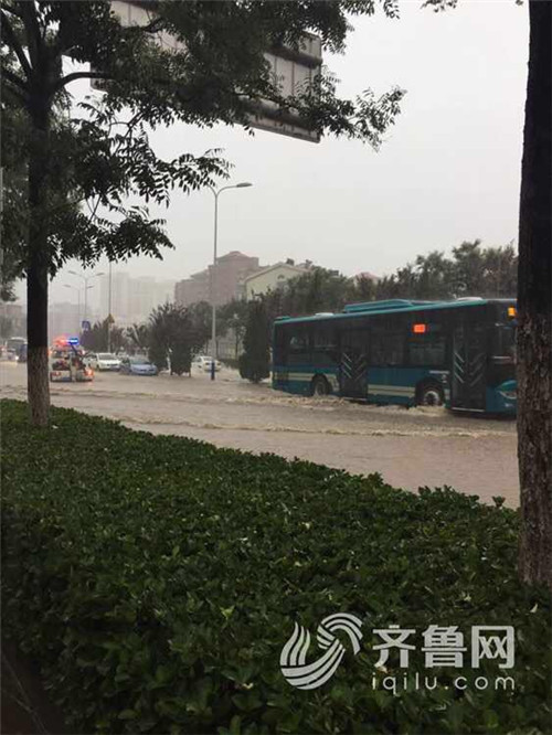 萬壽路銀豐花園小區西邊路口，積水嚴重。