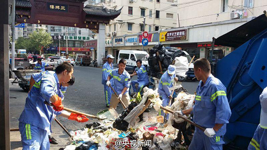 37度高溫近3小時 環衛工翻遍5噸垃圾幫遊客找回手機（組圖）