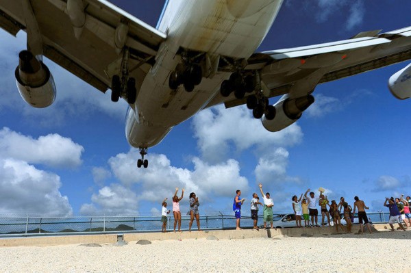 驚險！波音747飛機貼著遊客頭頂飛過海灘