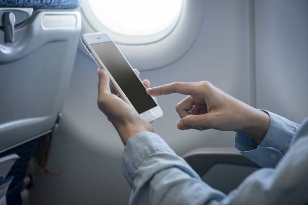 坐飞机玩手机罚5万 屡发手机事件加大惩罚力度才能保证安全（图）