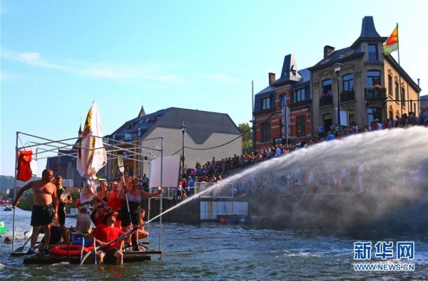 比利时举办第34届“浴缸划船节”（高清组图）
