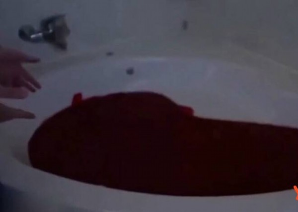 外国小伙用1250瓶辣椒酱泡澡 出浴后全身通红(组图)