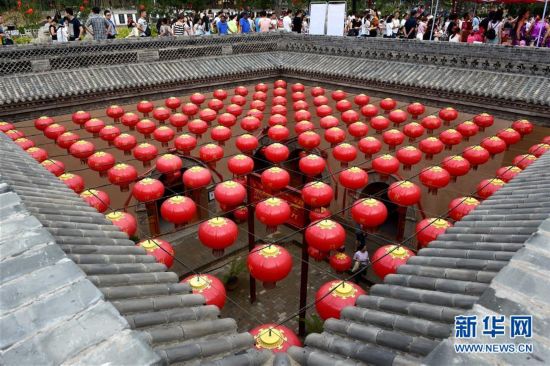 走進陜縣“地下四合院”（組圖）