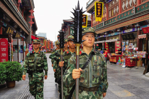 重点单位处所等场所进行武装巡逻执勤,并配置了新型装备—狼牙棒