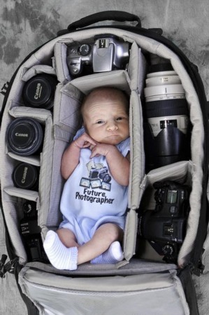 脑洞大开！摄影师爸爸竟把宝宝放在相机包中