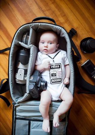 脑洞大开！摄影师爸爸竟把宝宝放在相机包中