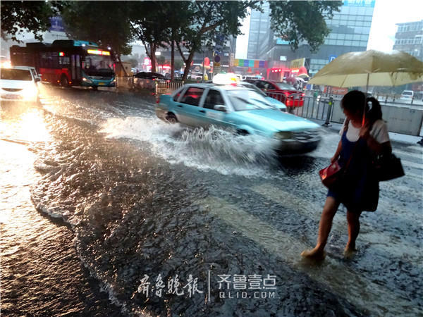  濟南早高峰遇大雨，十余路段積水交通管制