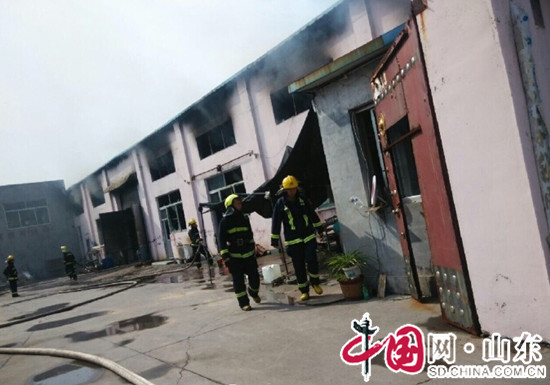 滨州：康利来食品厂房发生火灾 消防迅速救援