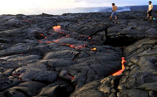 夏威夷沉睡三年火山爆發 每天吸引6000人參觀（組圖）