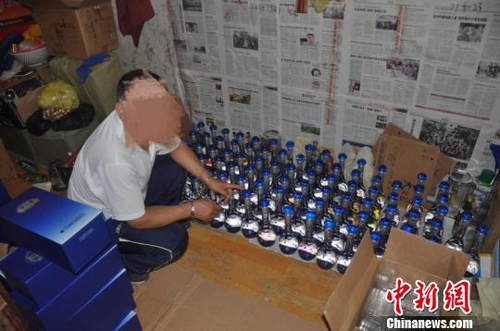 南京警方捣毁一假酒制贩窝点 高档“五粮液”成本价仅30元（图）