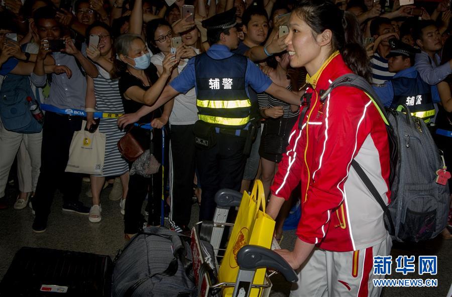 中國女排回國 郎平微笑揮手受球迷熱烈追捧(組圖)