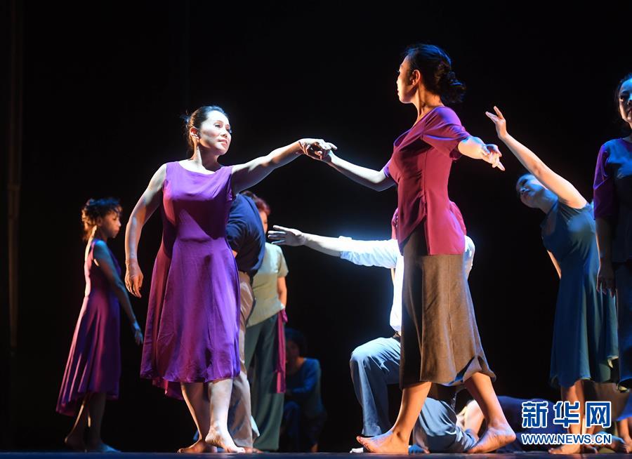 大妈现代舞团首秀 随心舞动登上北京舞台（组图）