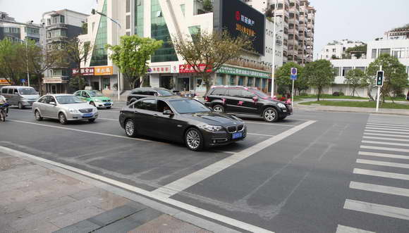 濱州惠民警方告訴你為啥等紅綠燈也得防賊