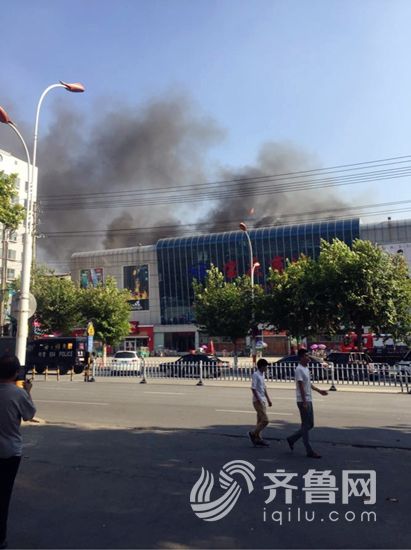 蘭陵縣一商場起火，冒出濃煙。