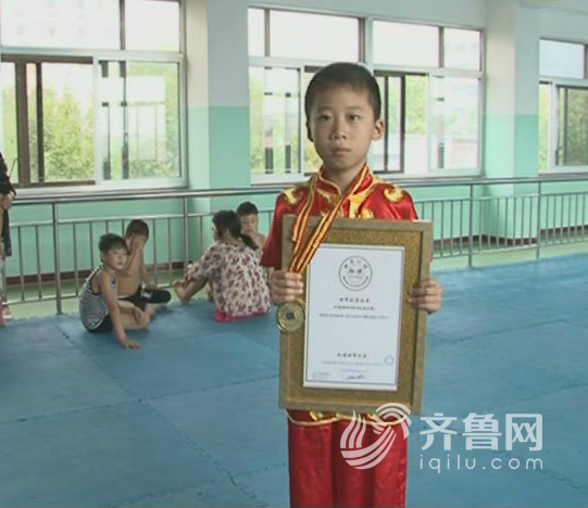 9月1號龍口8歲男童連續單手後手翻破世界紀錄（于波）_0