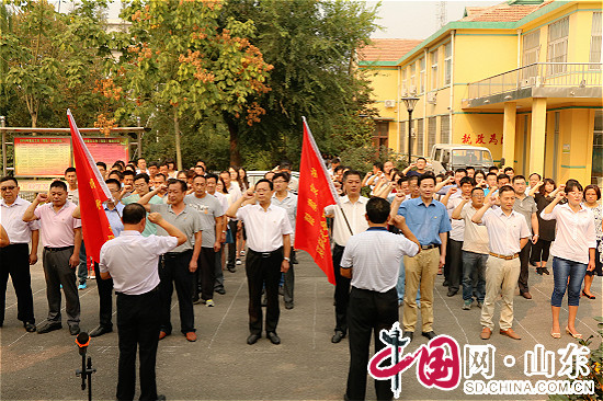 平度市崔家集鎮舉行機關黨支部志願服務先鋒隊授旗儀式（組圖）