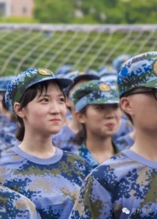 又是新生入學季：廣州高校軍訓女生顏值高