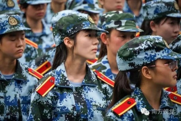 又是新生入學季：廣州高校軍訓女生顏值高