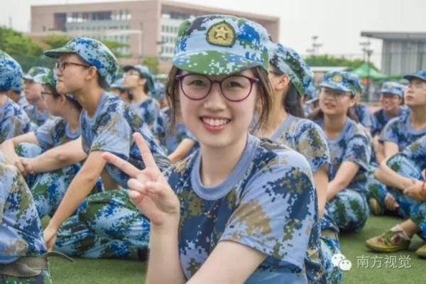 又是新生入學季：廣州高校軍訓女生顏值高