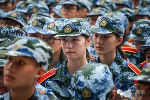 又是新生入學季：廣州高校軍訓女生顏值高