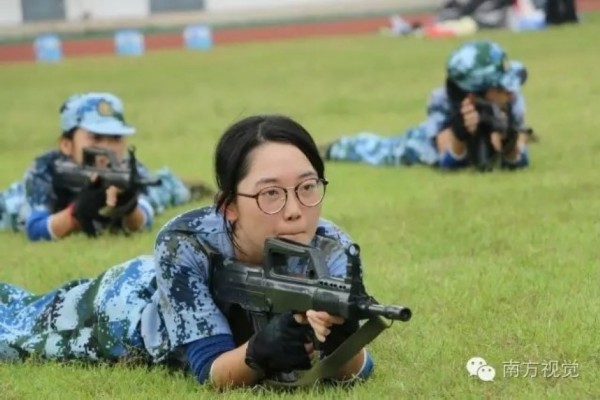 又是新生入學季：廣州高校軍訓女生顏值高