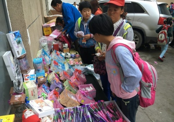 教师节将至 家长学生纷纷买鲜花谢师恩