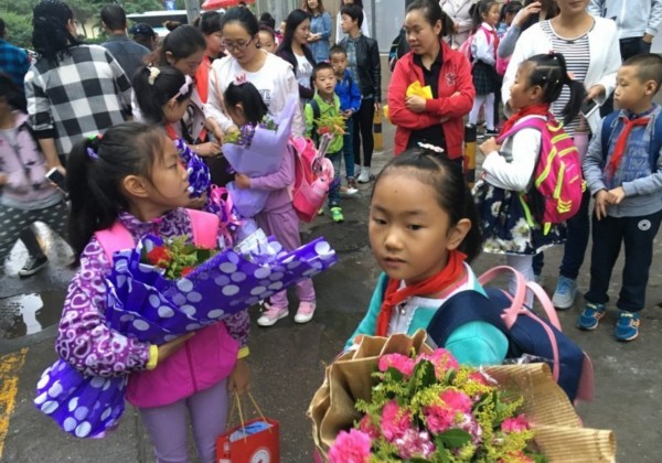 教师节将至 家长学生纷纷买鲜花谢师恩