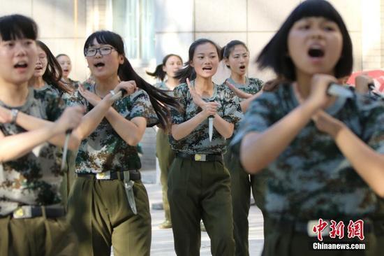 巾帼风采！郑州大学军训设女子匕首连 