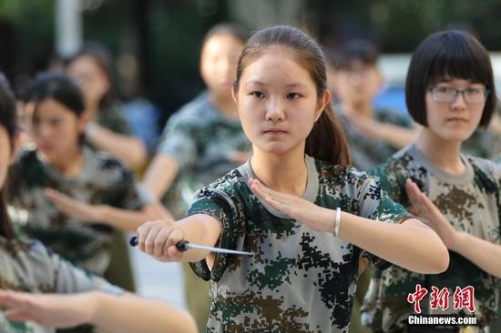 巾幗風采！鄭州大學軍訓設女子匕首連 