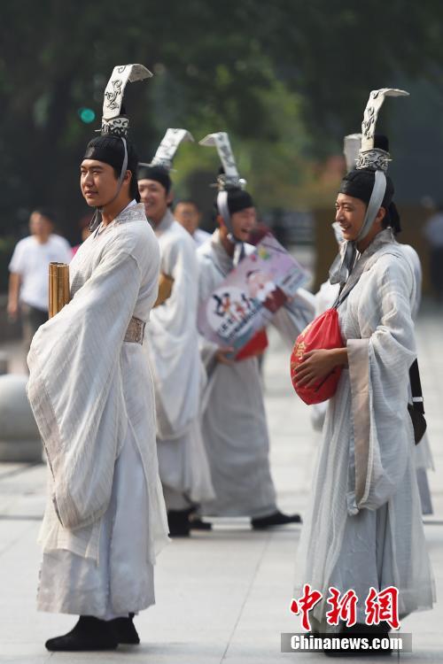 南京街頭驚現戰國年輕人 一邊誦讀詩詞一邊派送月餅（組圖）