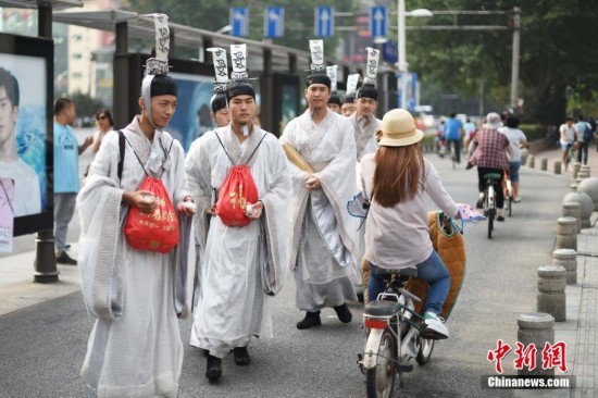 南京街頭驚現戰國年輕人 一邊誦讀詩詞一邊派送月餅（組圖）