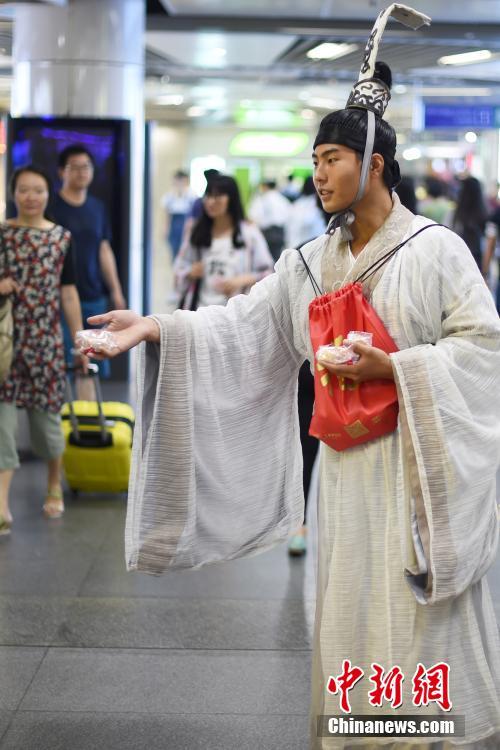 南京街頭驚現戰國年輕人 一邊誦讀詩詞一邊派送月餅（組圖）