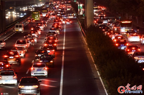 夜晚时分,京通快速出京方向车辆极度拥堵,堵车堵成"银河.