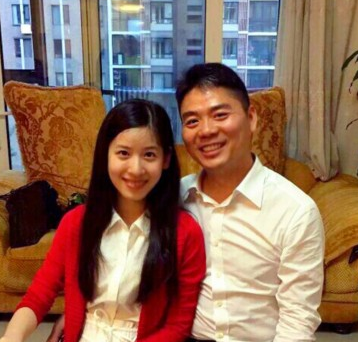 奶茶妹妹抱女出镜 端庄清纯的样子宛若少女（图）