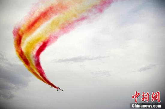 組圖：希臘雅典舉辦航空展 牛人高空飛機上耍特技 