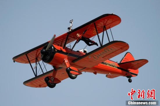 組圖：希臘雅典舉辦航空展 牛人高空飛機上耍特技 