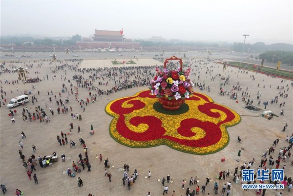 天安門祝福祖國大花籃吊裝完畢 遊客圍觀