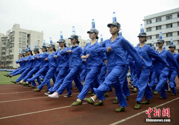 湖南女大學生軍訓 頭頂水瓶走正步