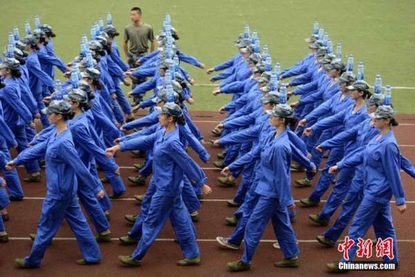 湖南女大學生軍訓 頭頂水瓶走正步