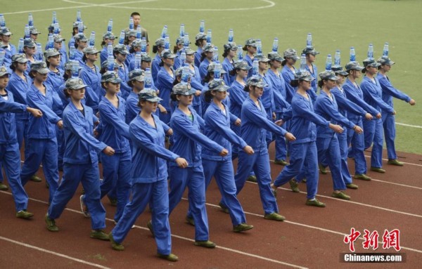 湖南女大學生軍訓 頭頂水瓶走正步