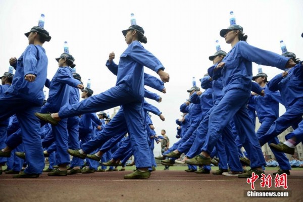 湖南女大學生軍訓 頭頂水瓶走正步