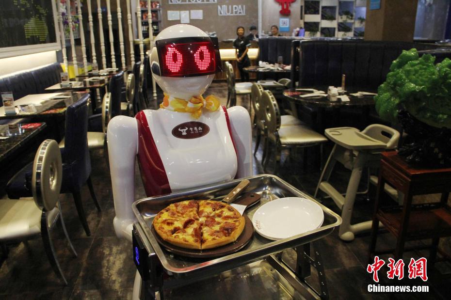 濱州女性機器人服務員上崗 造價10萬能送餐會説話(組圖)
