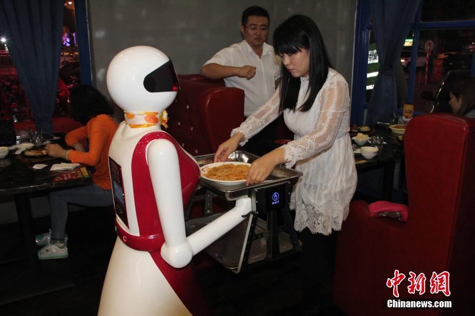 滨州女性机器人服务员上岗 造价10万能送餐会说话(组图)