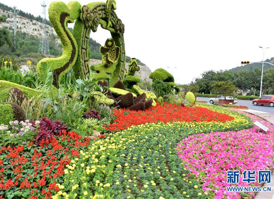 泉城济南布置绿植雕塑喜迎国庆佳节（图）