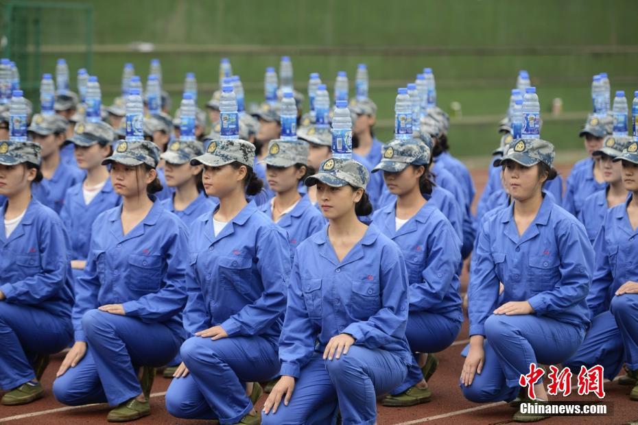 头顶水瓶走正步 大一空乘女大学生军训花式多（组图）