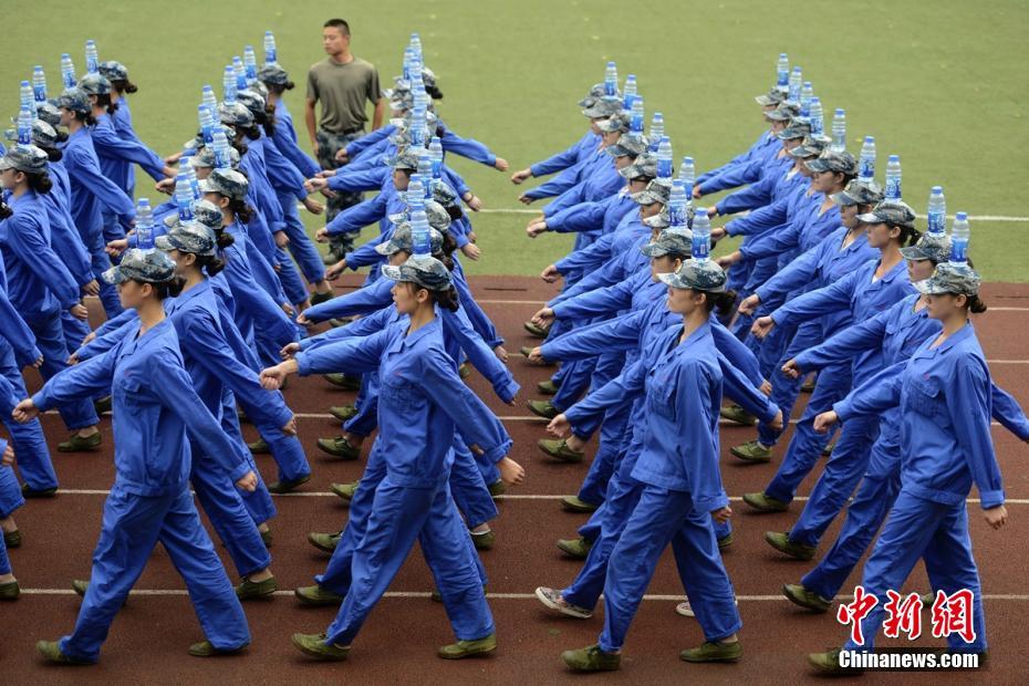 头顶水瓶走正步 大一空乘女大学生军训花式多（组图）